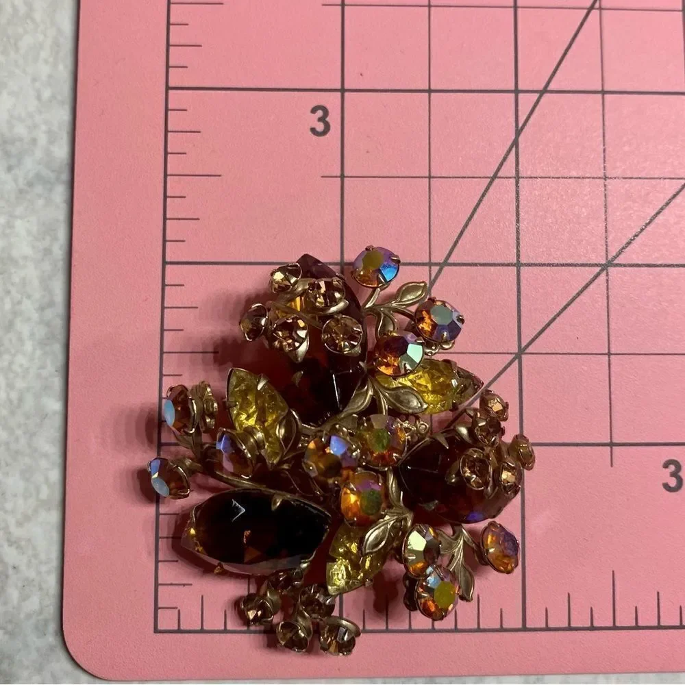 VINTAGE 1960s brooch